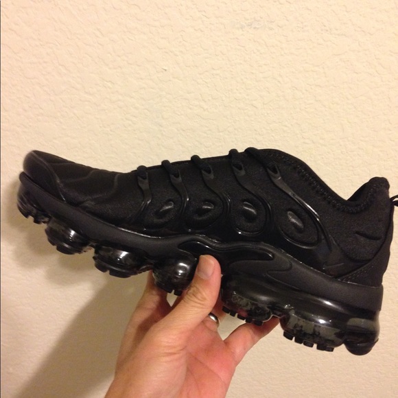 womens black vapormax plus